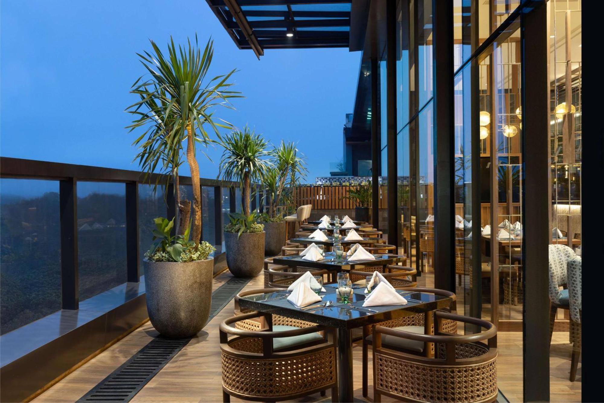 Doubletree By Hilton Jakarta Bintaro Jaya Serpong Exterior photo